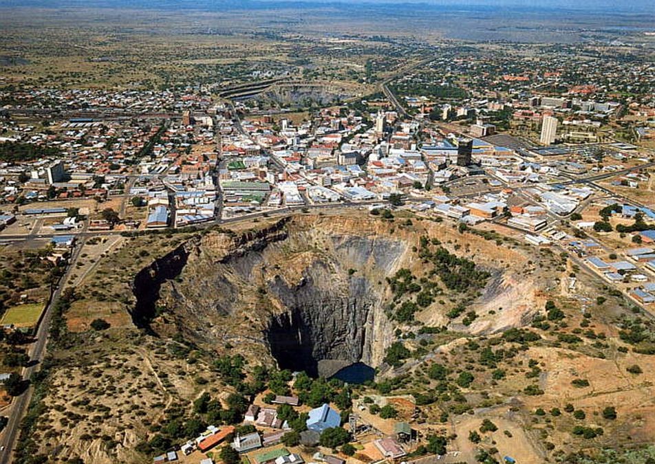 picture of the kimberly 'Big Hole' mine landscape